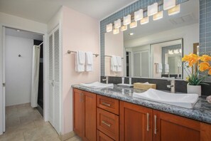 Hair dryer, towels, soap, shampoo - Royal Sea Cliff Kona 707 Ocean View 2 Bedroom 2 Ba (Kailua Kona)