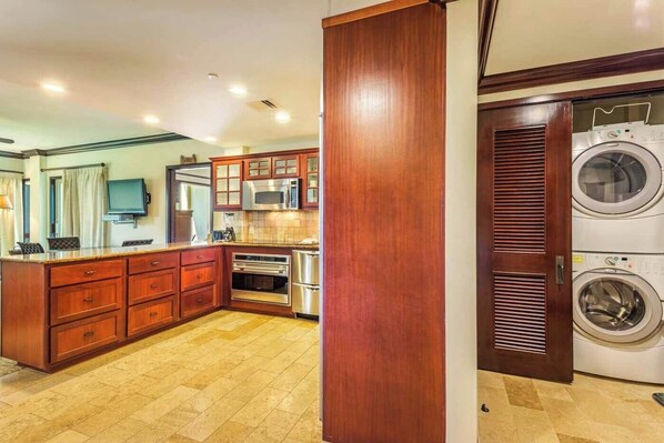 Fridge, oven, stovetop, dishwasher