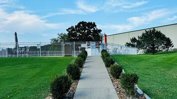 المنطقة المحيطة بالمنشأة