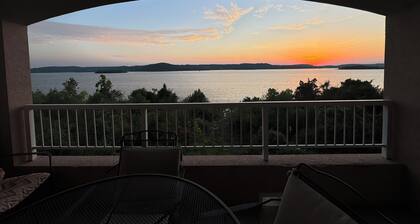 Table Rock Lakefront Condo ~ 3 bedroom ~ 8 guests