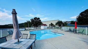 حمّام سباحة خارجي