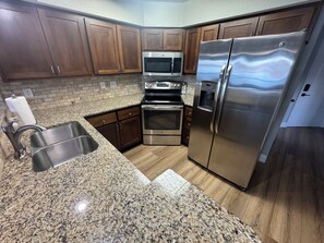 Frigorifero, microonde, forno, piano cottura