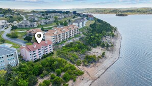 Una zona residenziale lungo la costa, con palazzi a schiera, una spiaggia e un lago.