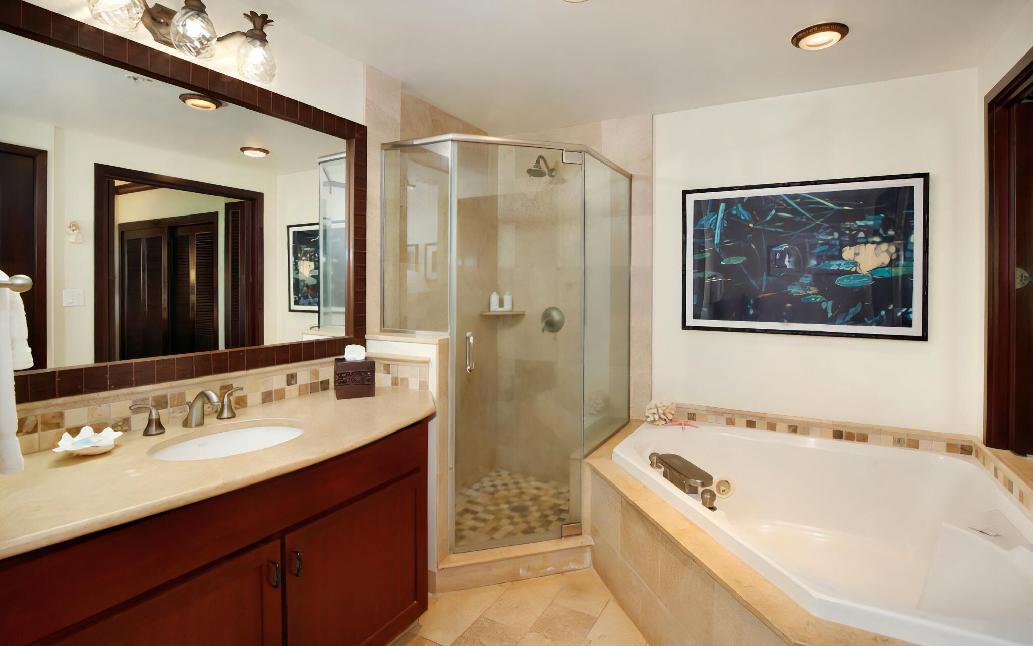 Un baño con un espejo grande, dos lavamanos, cabina de ducha y bañera.