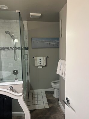 Hair dryer, towels, soap, shampoo - Top floor beach getaway! Overlooks the pool and has all the amenities.  (San Diego)