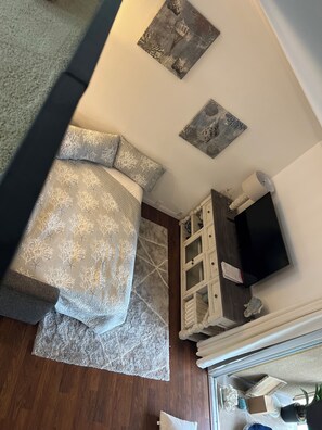 1 bedroom, free WiFi, bed sheets, wheelchair access - Top floor beach getaway! Overlooks the pool and has all the amenities.  (San Diego)