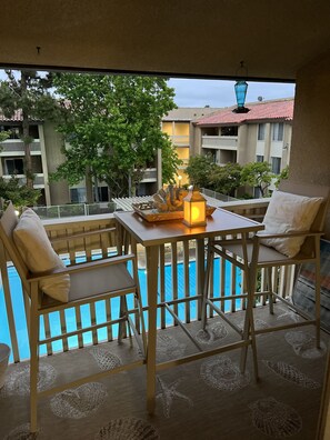 Outdoor dining - Top floor beach getaway! Overlooks the pool and has all the amenities.  (San Diego)