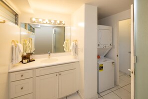 ヘアドライヤー、タオル、石鹸、シャンプー