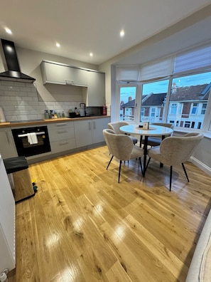 Fridge, microwave, oven, electric kettle - Luxurious 2-Bed Flat /Home Away From Home 

 (Bristol)