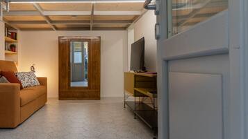 Apartamento urbano | Área de estar | TV de tela plana 32 polegadas com canais a cabo