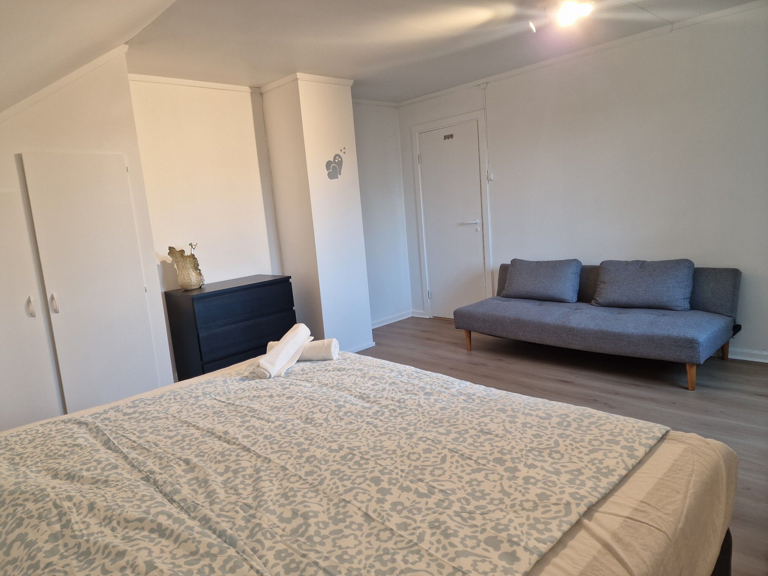 1 habitación, escritorio, tabla de planchar con plancha y wifi 