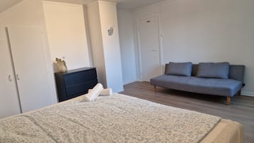 1 habitación, escritorio, tabla de planchar con plancha y wifi