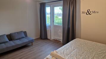 1 habitación, escritorio, tabla de planchar con plancha y wifi