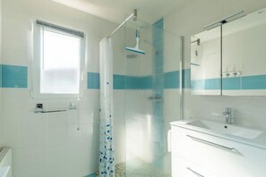 Douche, séchoir à cheveux, serviettes fournies, savon