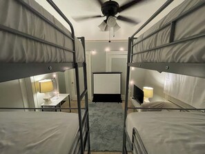 1 slaapkamer, een strijkplank/strijkijzer, wifi, beddengoed