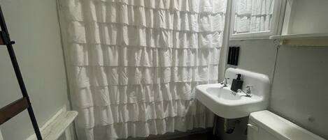 Sèche-cheveux, serviettes fournies, savon, shampoing