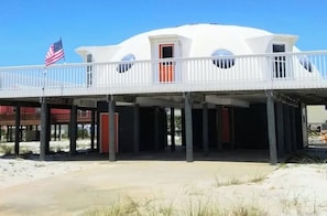 Exterior - The Spaceship House! Area 51 Navarre (Navarre)