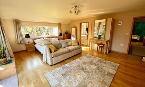 6 bedrooms, desk, iron/ironing board, free WiFi