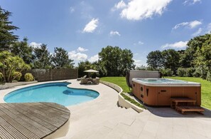 Utomhuspool och uppvärmd pool
