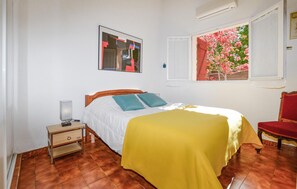 1 chambre, lit parapluie, draps fournis