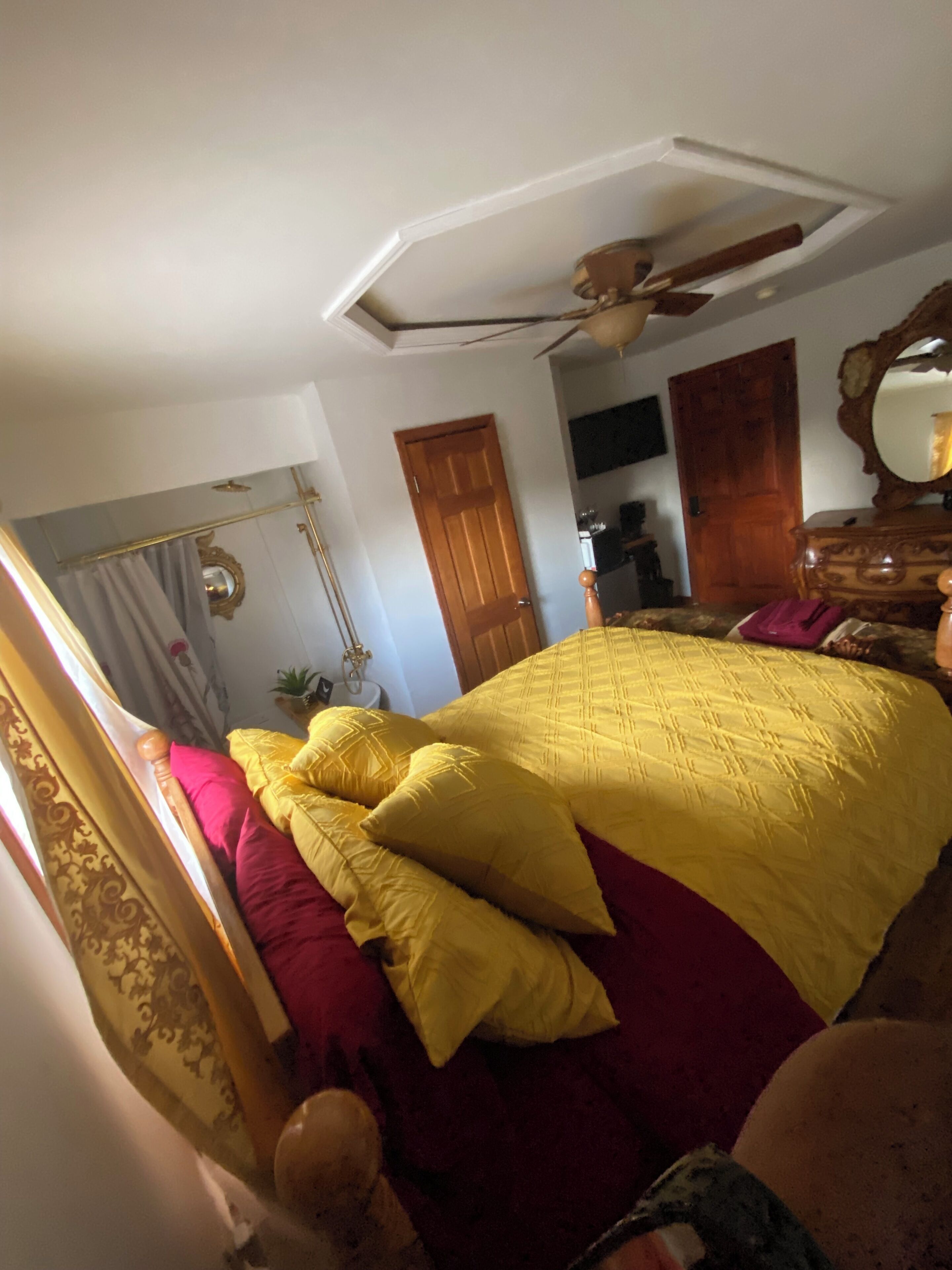 Royal Queen size Suite in historic area, mins to public transportation
