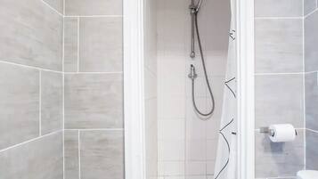 SĂšche-cheveux, serviettes fournies, savon, shampoing