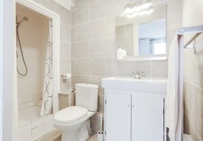 Haartrockner, Handtücher, Seife, Shampoo