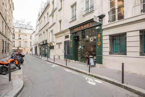 Well-appointed St. Michel studio