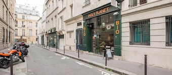 Well-appointed St. Michel studio