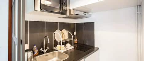 Microwave, oven, stovetop, coffee/tea maker