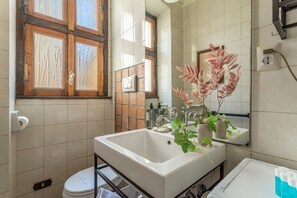 Regadera, secadora de cabello, bidet