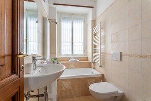 Dusche, Haartrockner, Bidet, Handtücher