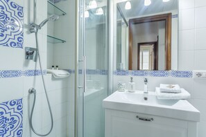 Bruser, hårtørrer, bidet, håndklæder