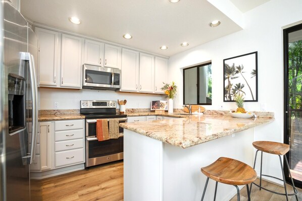 Condo (3 Bedrooms) | Private kitchen | Fridge, microwave, oven, coffee/tea maker