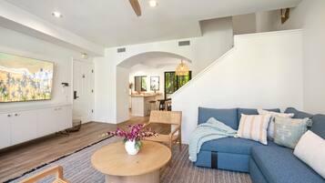 Condo (3 Bedrooms) | Sala de estar | TV