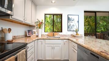 Condo (3 Bedrooms) | Private kitchen | Fridge, microwave, oven, coffee/tea maker