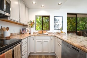 Condo (3 Bedrooms) | Private kitchen | Fridge, microwave, oven, coffee/tea maker