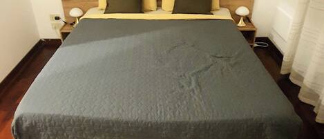 2 chambres, fer et planche à repasser, Wi-Fi, draps fournis