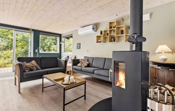 Smart TV, fireplace - 2 bedroom nice home in Rønde (Rønde)