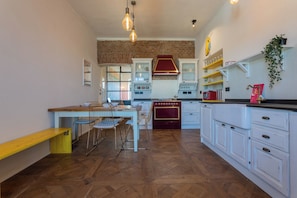 Apartment, Balcony | Private kitchen | Fridge, microwave, oven, stovetop