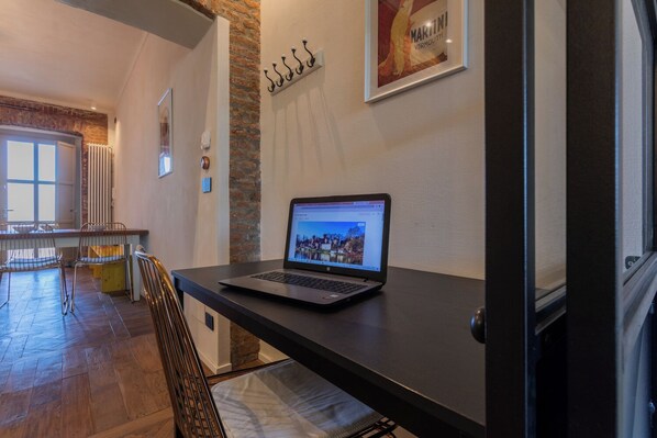 Apartamento, balcón | Zona de estar | Televisión de 35 pulgadas con canales digitales