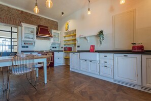 Apartamento, balcón | Cocina privada | Frigorífico, microondas, horno y placa de cocina