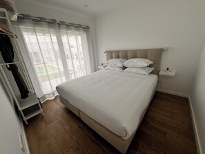 Family Villa, Pool View | 2 bedrooms, soundproofing, iron/ironing board, free WiFi - D'Felicidade (Caldas da Rainha)