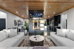 Smart TV, chimenea, videojuegos, libros