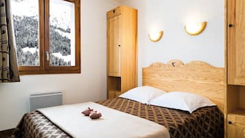2 bedrooms, travel crib, WiFi