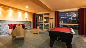 A pool table in a room with a stone wall and a wooden ceiling. - Appartement à Hauteluce, navette gratuite (Hauteluce)