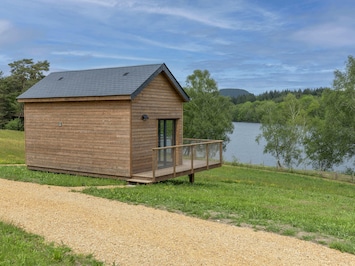 Beautiful lakefront cabin with direct access to Monédières Lake. Enjoy serene water views and peaceful nature right at your doorstep.