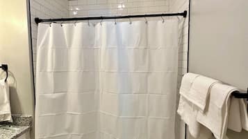 Douche, séchoir à cheveux, serviettes fournies, savon