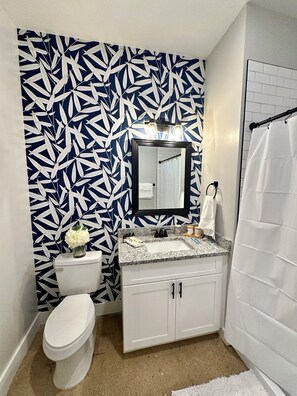 Regadera, secadora de cabello, toallas, jabón 