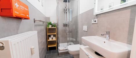 Een douche, een haardroger, handdoeken, zeep